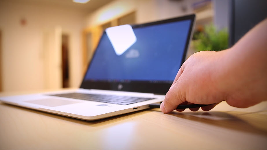 Unboxing HP Z43 42,5-tommers 4K UHD-skjerm bilde 9