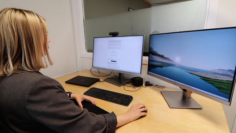 Katja ser på pc