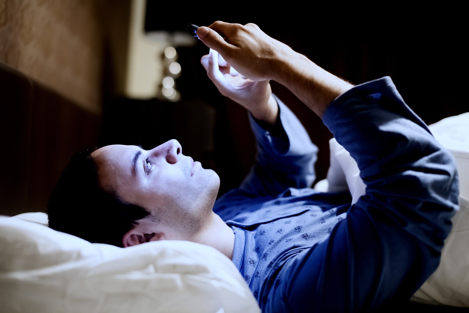 Så enkelt får du mobilen til å bli bedre å bruke på kvelden